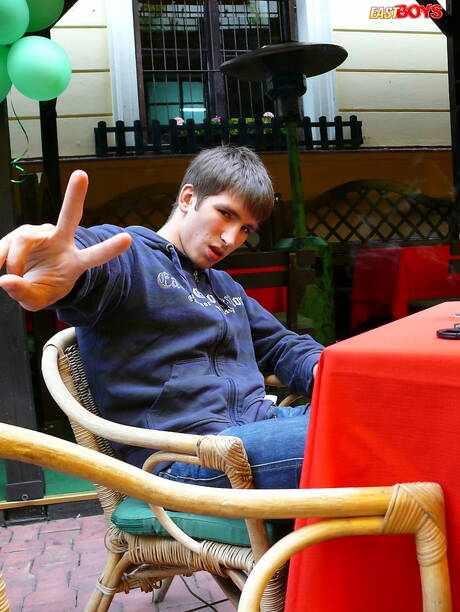 健壯的艾丹在戶外脫衣服