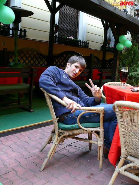 健壯的艾丹在戶外脫衣服