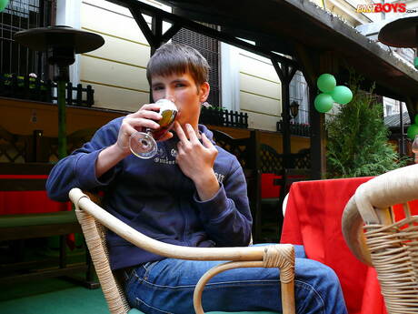 健壯的艾丹在戶外脫衣服