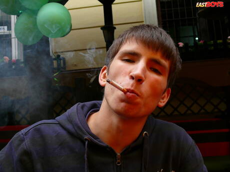 健壯的艾丹在戶外脫衣服