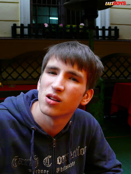 健壯的艾丹在戶外脫衣服