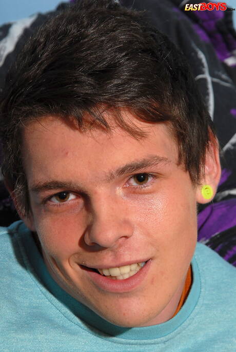 Craig musculoso posando nu e mostrando uma bela bunda