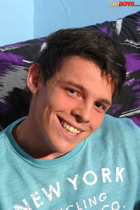 Craig musculoso posando nu e mostrando uma bela bunda