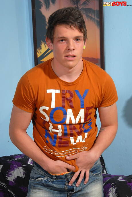 Craig musculoso posando nu e mostrando uma bela bunda