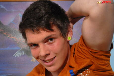 Craig musculoso posando nu e mostrando uma bela bunda