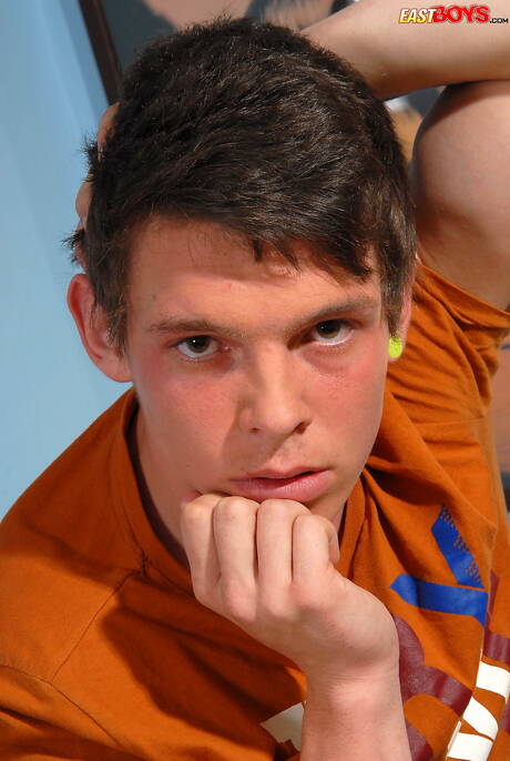 Craig musculoso posando nu e mostrando uma bela bunda