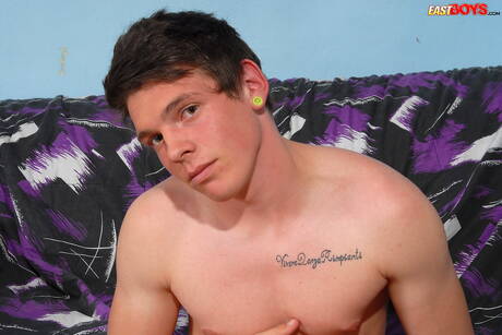 Craig musculoso posando nu e mostrando uma bela bunda