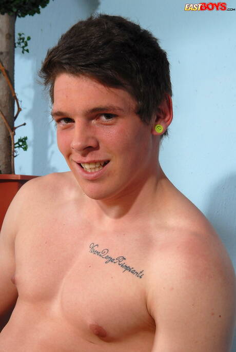 Craig musculoso posando nu e mostrando uma bela bunda