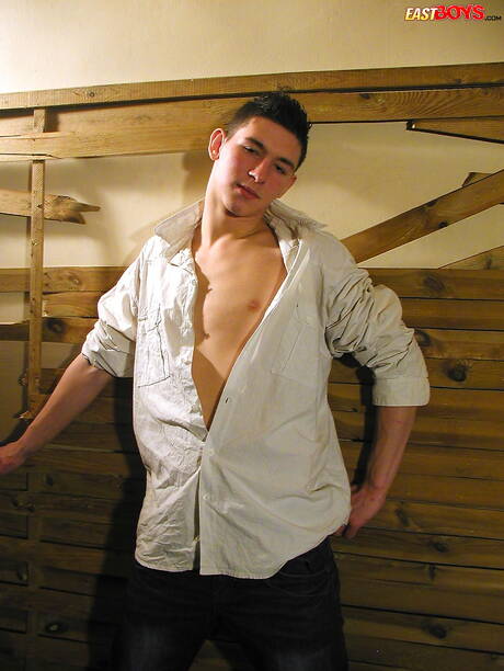 Il giovane ragazzo Dexter posa nudo e mostra un bel culo