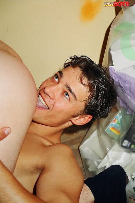 Il twink Mick e il giovane Ricardo in una bollente azione di sesso anale