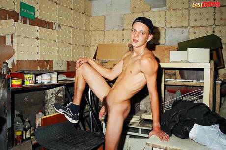 Twink Joshua spielt mit Schwanz