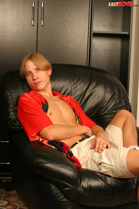 Hot twink Julian posing naked