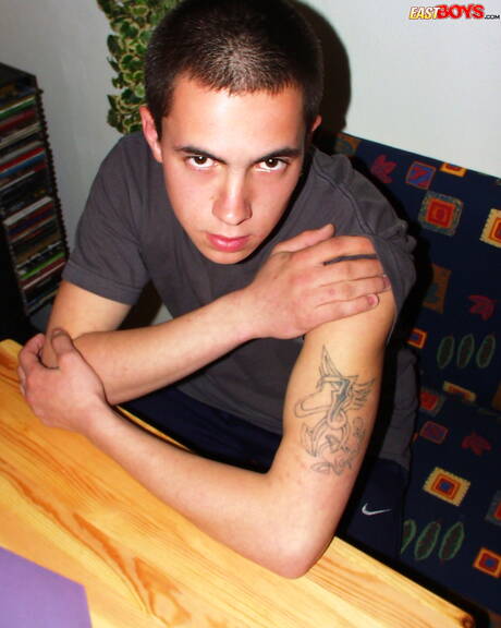 漂亮的男孩塞繆爾玩弄雞巴