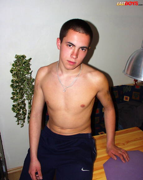 漂亮的男孩塞繆爾玩弄雞巴