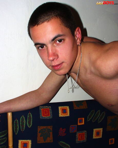 漂亮的男孩塞繆爾玩弄雞巴