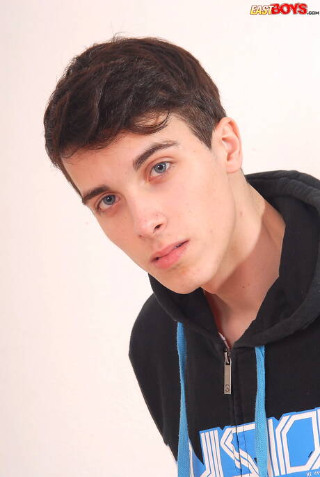 漂亮的男孩大衛玩玩具