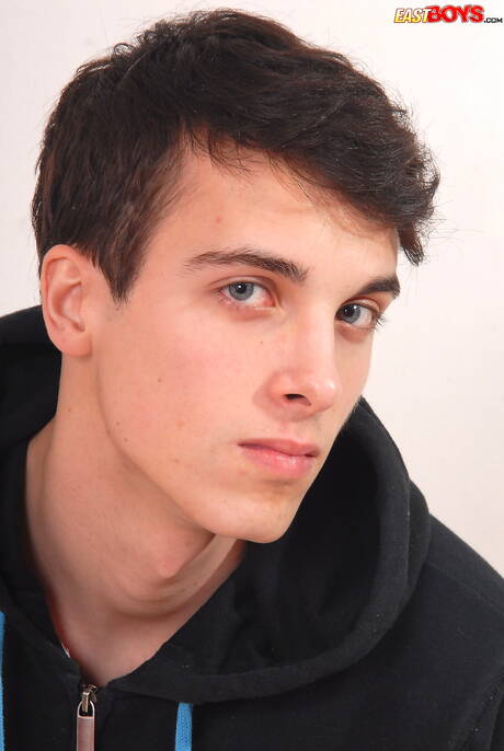 漂亮的男孩大衛玩玩具