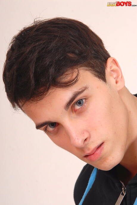 漂亮的男孩大衛玩玩具