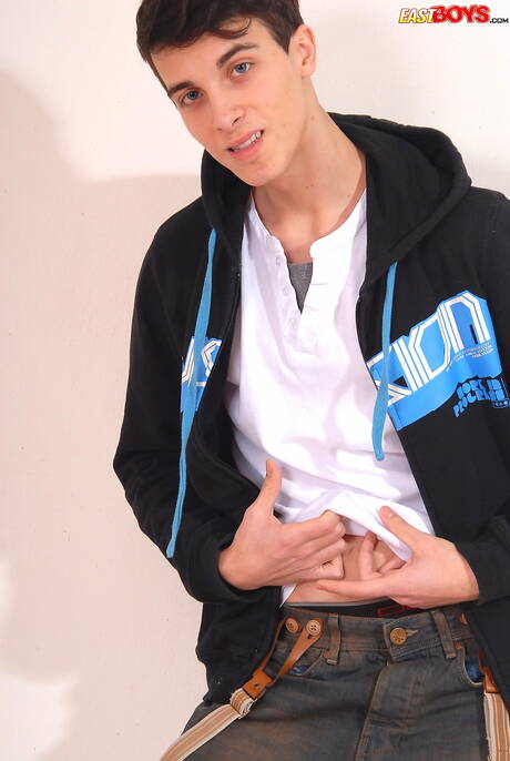 漂亮的男孩大衛玩玩具