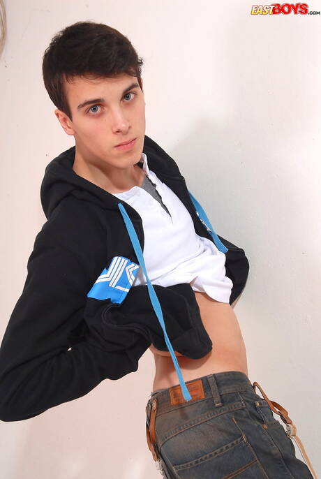 漂亮的男孩大衛玩玩具