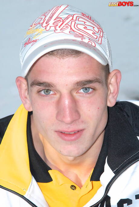 Le jeune garçon Erick se déshabille et montre ses fesses serrées en extérieur