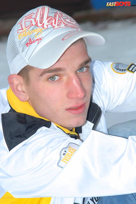 Le jeune garçon Erick se déshabille et montre ses fesses serrées en extérieur