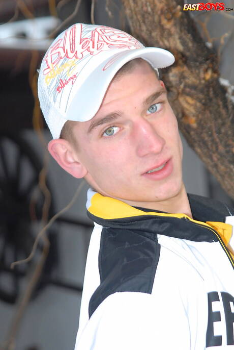 Le jeune garçon Erick se déshabille et montre ses fesses serrées en extérieur