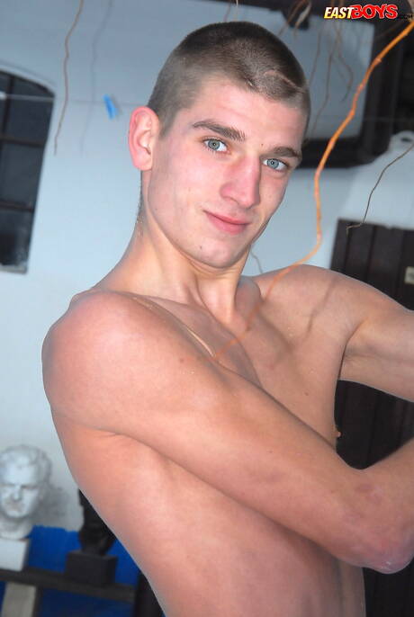 Le jeune garçon Erick se déshabille et montre ses fesses serrées en extérieur