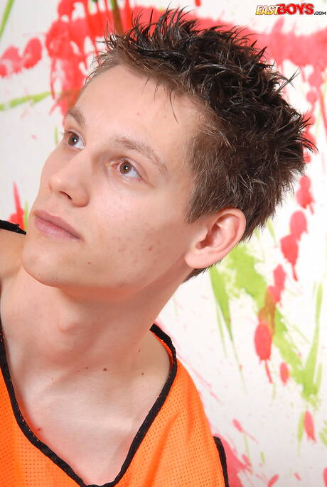 Le jeune garçon Drake pose nu