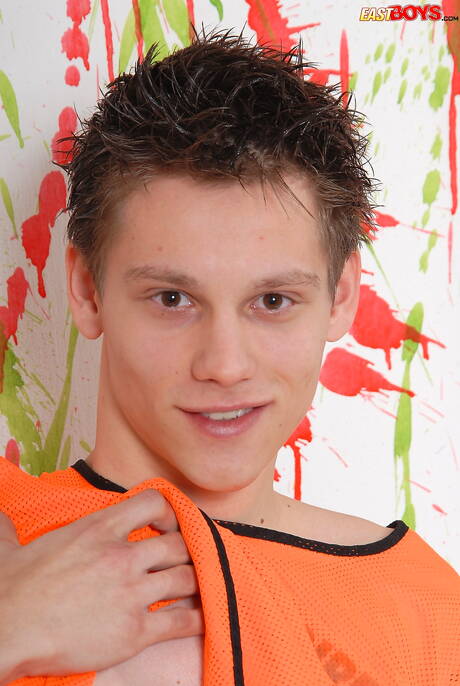 Le jeune garçon Drake pose nu