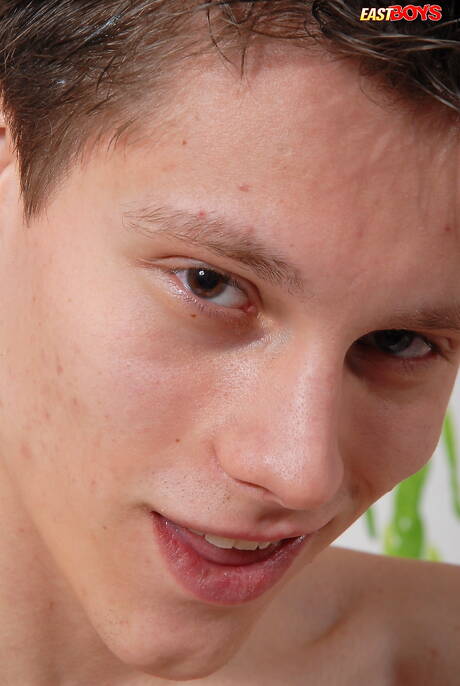 Le jeune garçon Drake pose nu