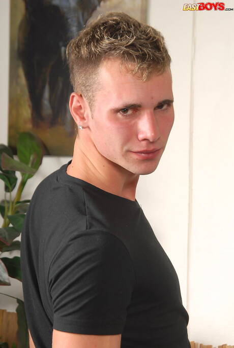 Il ragazzo sexy Billy si spoglia e mostra il suo bel sedere