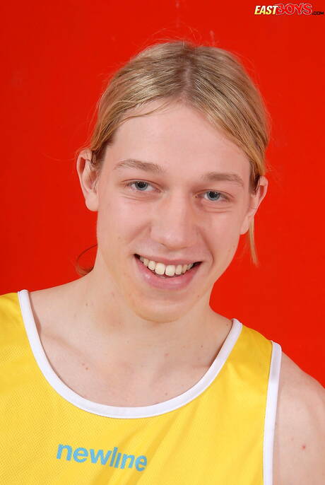 トゥインクのオリバー・クレイマーが美しい体を披露