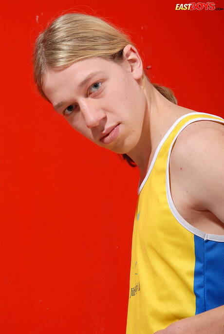 トゥインクのオリバー・クレイマーが美しい体を披露