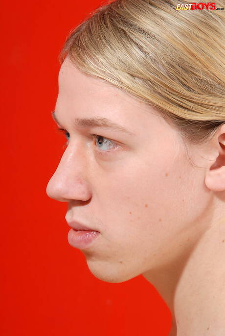 トゥインクのオリバー・クレイマーが美しい体を披露