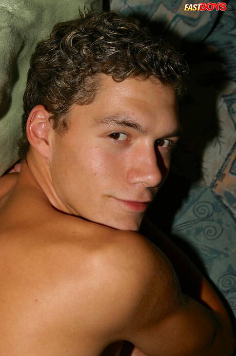 Der schöne Junge Genadij wichst draußen seinen Schwanz