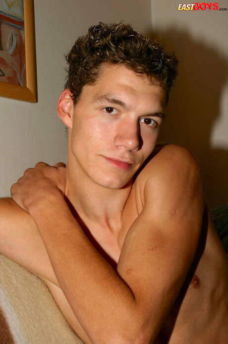 Der schöne Junge Genadij wichst draußen seinen Schwanz