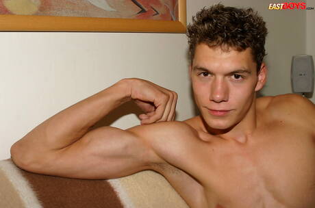 Der schöne Junge Genadij wichst draußen seinen Schwanz