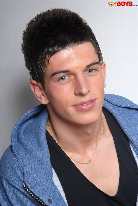 Le beau gosse Benedikt pose nu