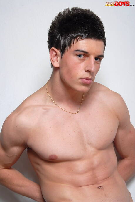 East Boys: Le beau gosse Benedikt pose nu
