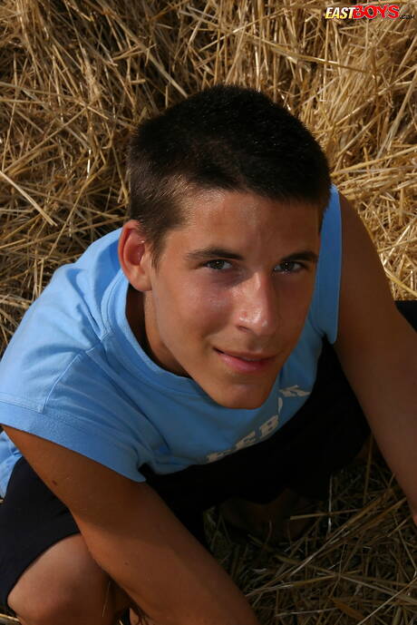 Jonge jongen Gonzalo poseert naakt en laat zijn hete kont zien in de buitenlucht