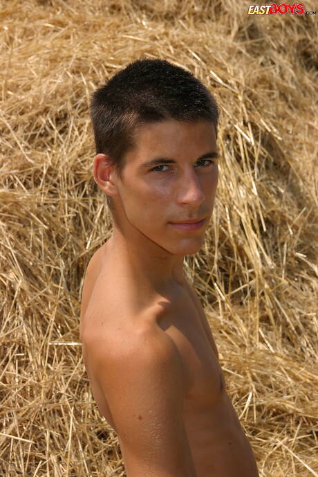 Jonge jongen Gonzalo poseert naakt en laat zijn hete kont zien in de buitenlucht