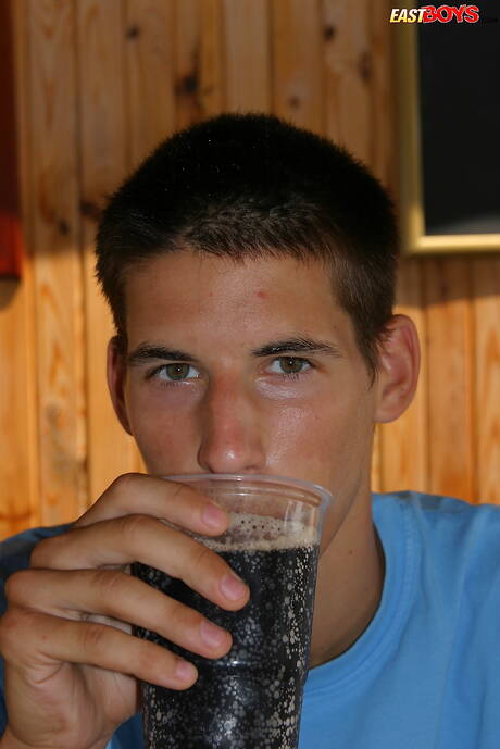 Jonge jongen Gonzalo poseert naakt en laat zijn hete kont zien in de buitenlucht