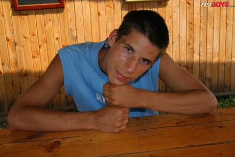 Jonge jongen Gonzalo poseert naakt en laat zijn hete kont zien in de buitenlucht