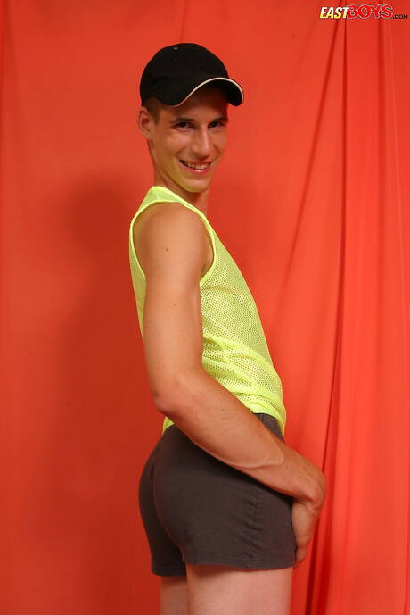 若いゴンサロが裸でポーズをとり、タイトなお尻を見せる