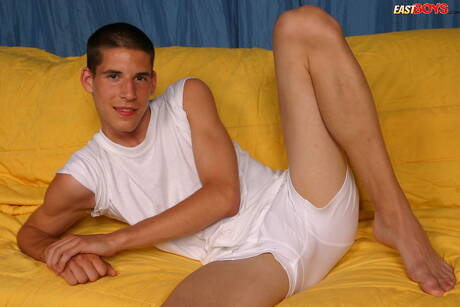 Lindo garoto Gonzalo posando nu e mostrando uma bela bunda