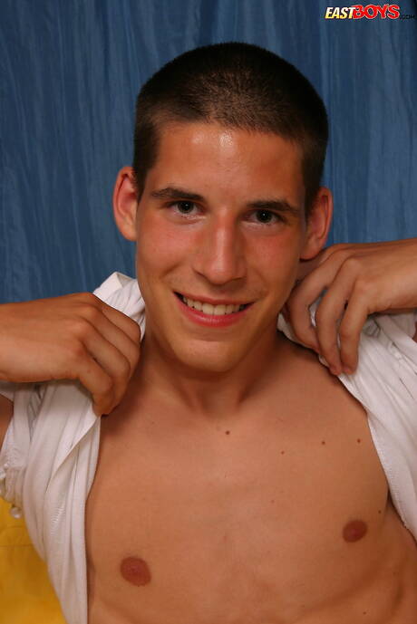 Lindo garoto Gonzalo posando nu e mostrando uma bela bunda