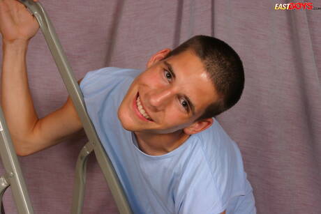 O jovem Gonzalo exibe um corpo perfeito