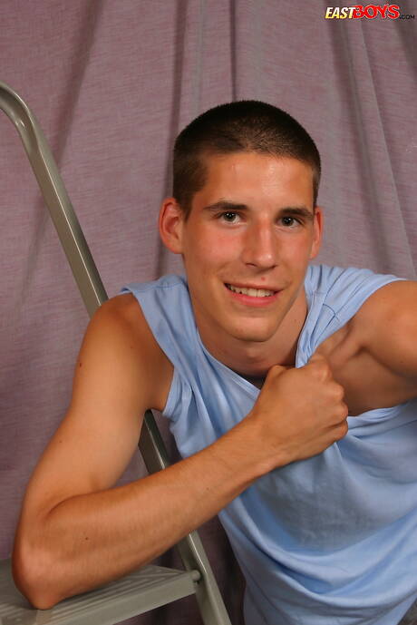 O jovem Gonzalo exibe um corpo perfeito