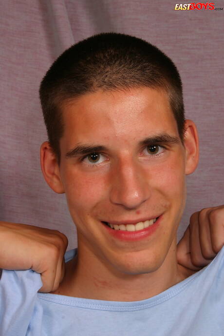 O jovem Gonzalo exibe um corpo perfeito